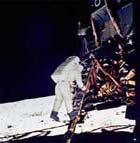 Astronautas en una superficie lunar